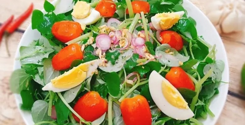 Salad rau càng cua kết hợp rau củ tươi tạo nên món ăn đẹp mắt và thanh mát. 