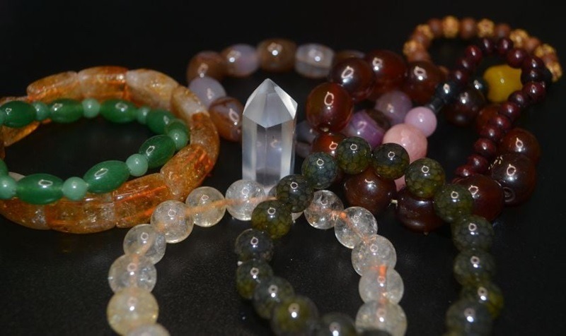 Các loại đá năng lượng mạnh có thể gây trằn trọc nếu đeo khi ngủ.