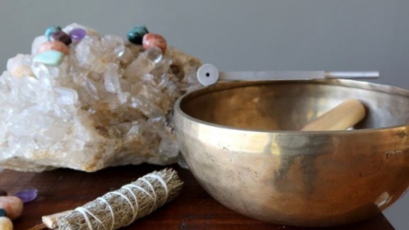 Vệ sinh và thanh tẩy vòng đá định kỳ để duy trì nguồn sinh khí tích cực.