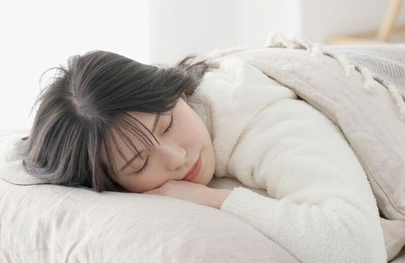 Một số thói quen như nghỉ ngơi, ngủ đủ giấc và tạo âm thanh nền nhẹ có thể giúp giảm cảm giác khó chịu do ù tai. 
