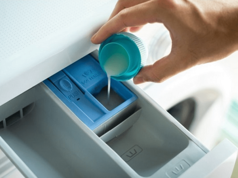 Khay nước giặt đóng cặn có thể làm nước phân phối không đều và ảnh hưởng đến quá trình cấp nước.