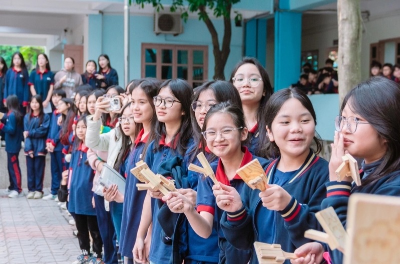Phụ huynh nên theo dõi thông báo chính thức từ nhà trường để biết chính xác ngày nghỉ hè của con. 